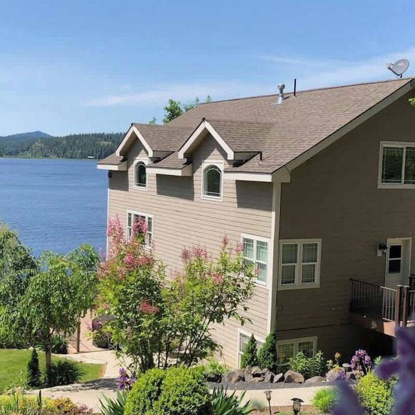 Waterfront home sleeps 21 with dock and game room