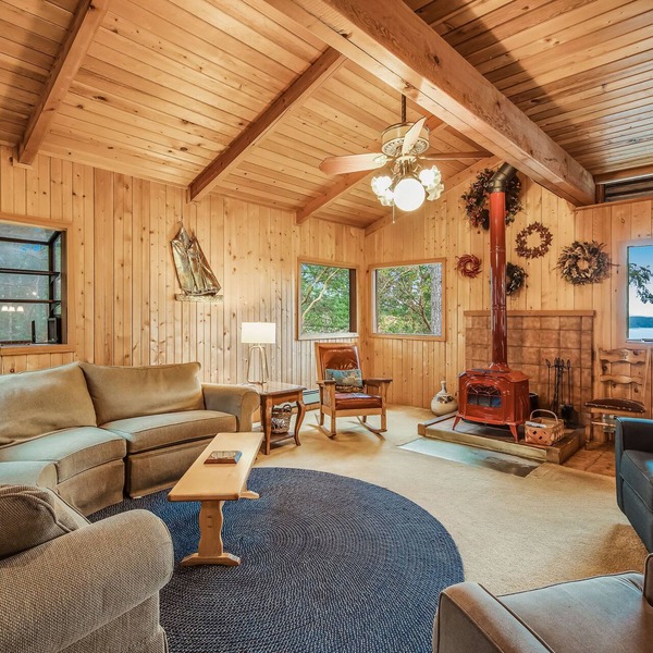 Waterfront home with private deck, WiFi, W/D & spectacular views