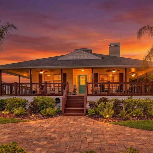 Waterfront key west style Coastal retreat/Near Beaches & Ellenton Outlets
