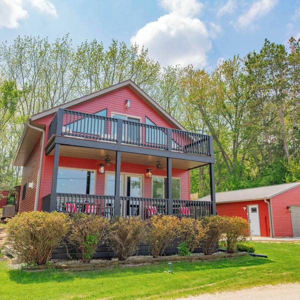 Waterfront Lake Koshkonong Retreat - 5BR with Fire Pit, Pier & Social Garage