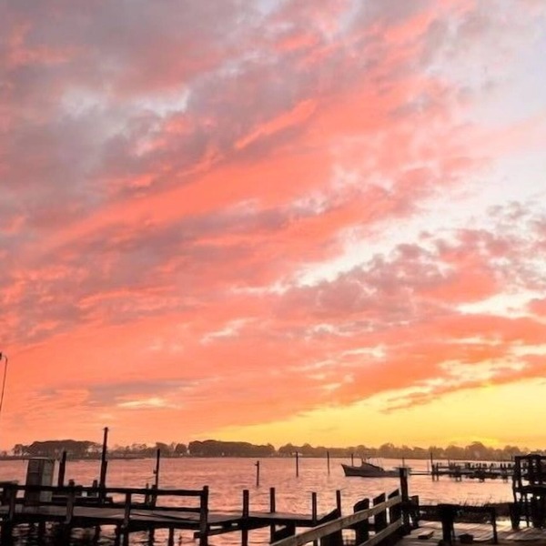 Waterfront! Light House views…