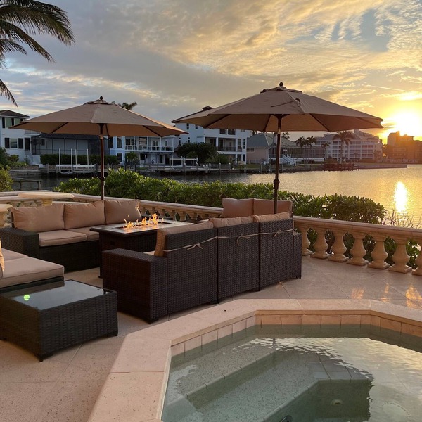 Waterfront Mansion Luxury House. Hot Tub and Pool. Perfect Family Gathering.