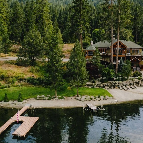 Waterfront Paradise Lodge: Private Dock, Pickleball, Volleyball, Fire pit nights