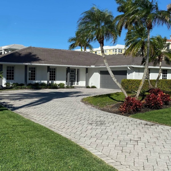 Waterfront paradise walking distance to the beach & minutes to downtown Naples!