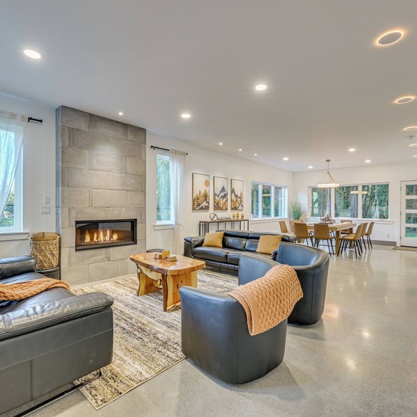 Waterfront Patio! Stylish Family Home in Everett