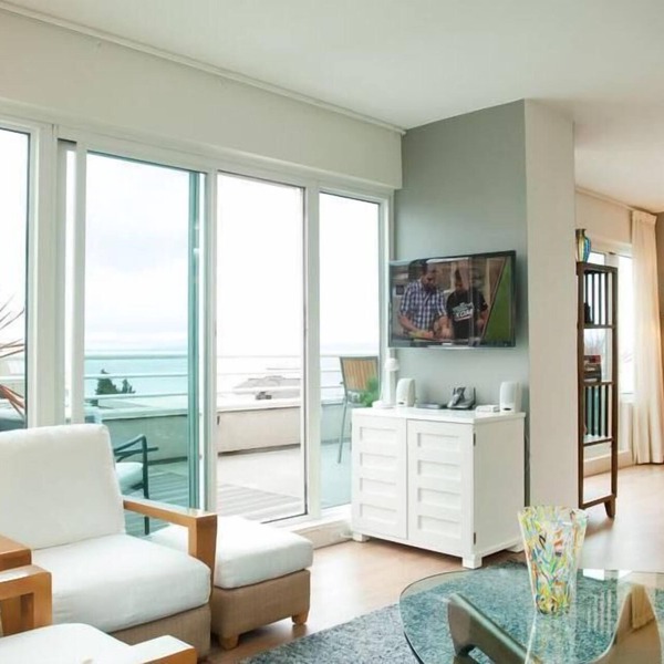 WATERFRONT PENTHOUSE. SPECTACULAR VIEWS, DECKS, PRIVACY, QUIET, PARKING, GYM.
