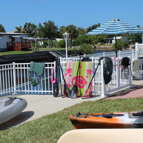 Waterfront/private dock. 4 kayaks and a canoe included! Pet friendly💕🐾🐠