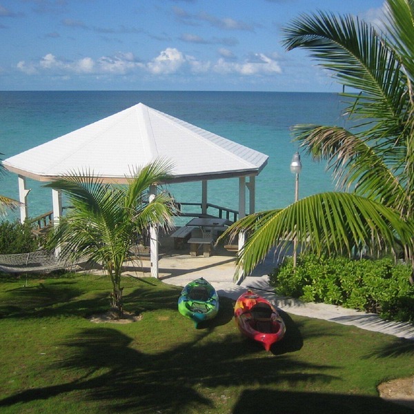 Waterfront. Private sea entry. Gazebo, Kayaks, Wifi. 300ft to Rainbow Beach