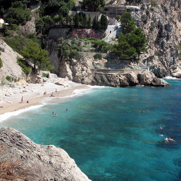 Waterfront property, 43 steps from the beach, 2 miles from Monaco, air-condition