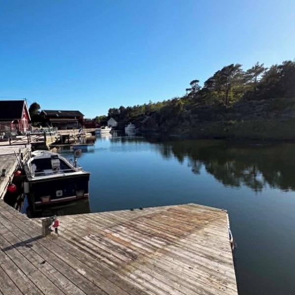 Waterfront quaint 4-bedroom cabin in adorable Kristiansand for relaxing stays