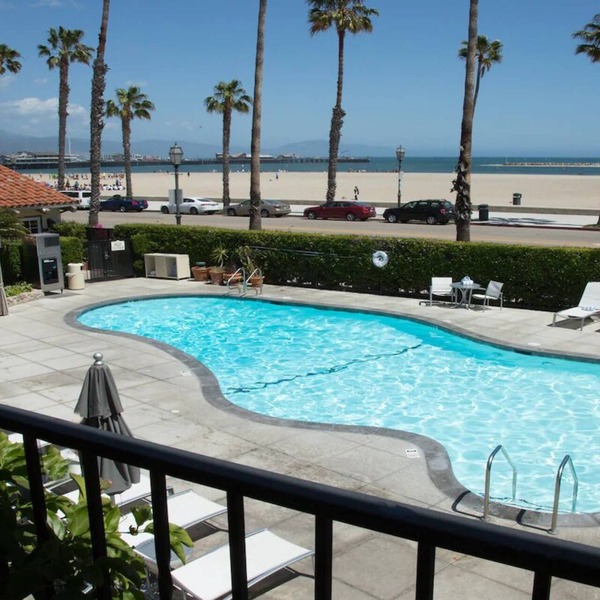 Waterfront Relaxation! Poolside Comfort, Gym Access & Harbor Trails!