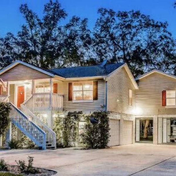 WATERFRONT, Sleeps 16,2 Docks, POOL,fire pit, FREE Boats/Wedding VENUE