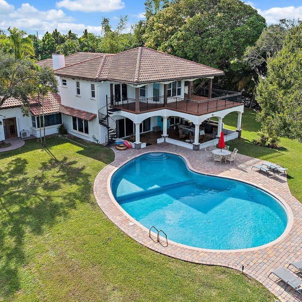 Waterfront, spectacular peninsula property views all directions, dock, sleep 16
