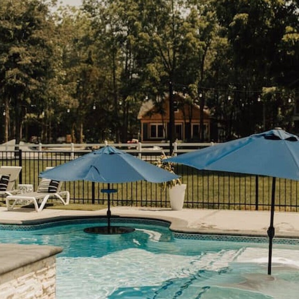 Waterfront studio w/pool - shopping and beaches