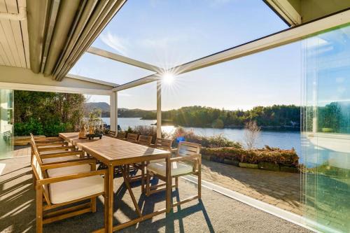 Waterfront Villa w/Boat&kayaks. 15min from Bergen
