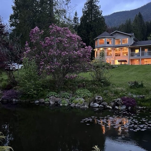 Waterfront Villa w/hot tub and private dock.
