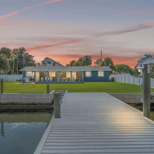 Waterfront with a huge dock with direct Gulf access. Clean and Comfortable.