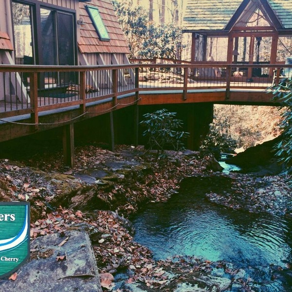 Waters Fall - private, stunning setting in gated Hound Ears. Close to BR & Boone