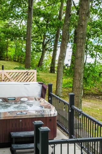 Waterside Leisure Lakefront Hot Tub & Game Room