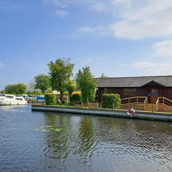 Waterside River Retreat - sleeps 6 guests in 3 bedrooms