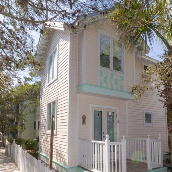 "Waves" | Community Heated Pool | Close to Town Square & Private Beach Access | Dog-Friendly
