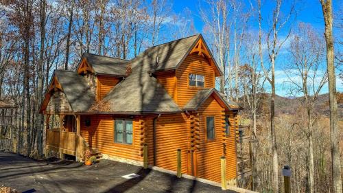 Wears Valley Log Cabin - Elegance, Comfort, Views