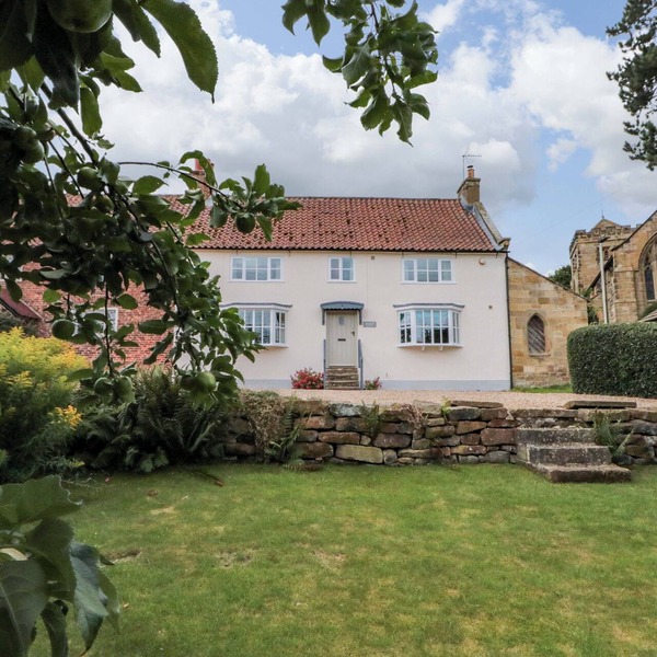 WEAVERS COTTAGE, pet friendly, character holiday cottage in Stokesley