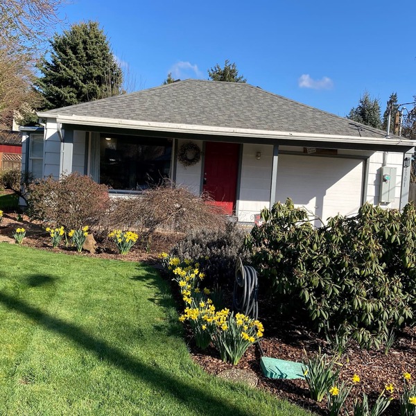 Welcome to Piccolo Cottage! Located in a quiet residential area,