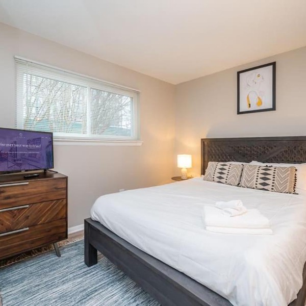 Welcoming 2BR with Parking and Perfect Location