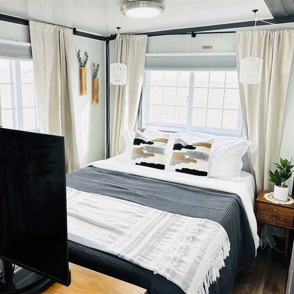 Welcoming, Friendly Studio BoxHouse in Pecos: Queen bed with Full bed