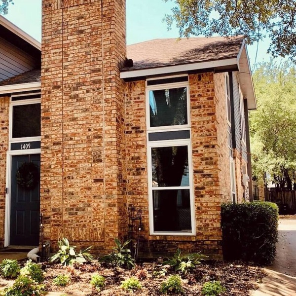 Well appointed, Recently Updated, Open Concept , Downtown Dallas. Dogs welcome!