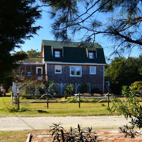 Well Kept/Well Loved Cottage - 3 Minutes from Beach!