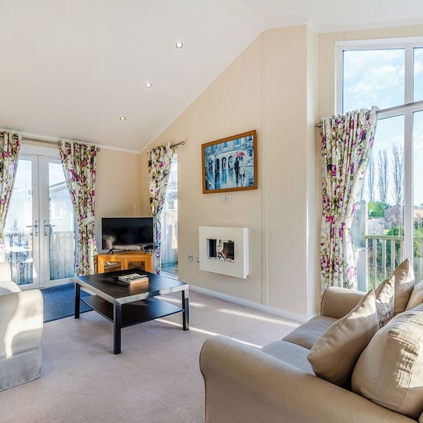 Well presented luxury lodge with two doubles, one with en suite shower.