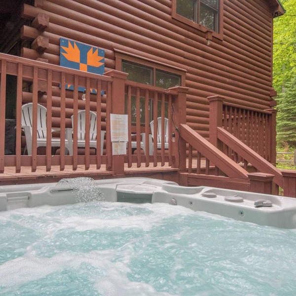 West Jefferson Cabin - Hot Tub + Gas Fireplace + King Beds