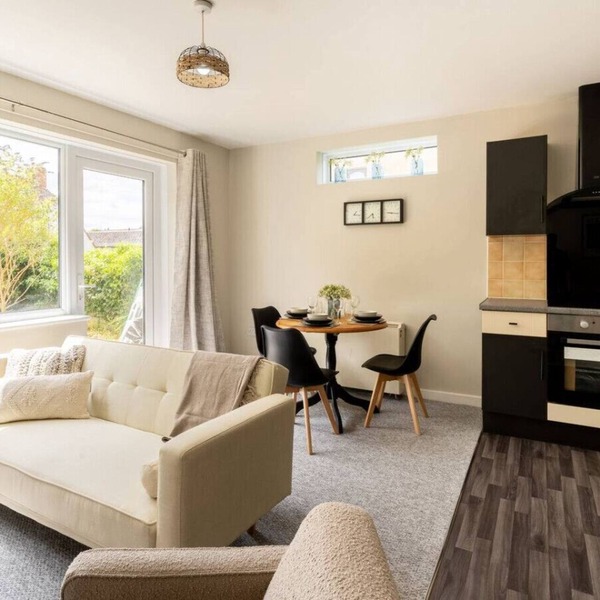 West Oxfordshire Flat w/Parking | Sleeps 3