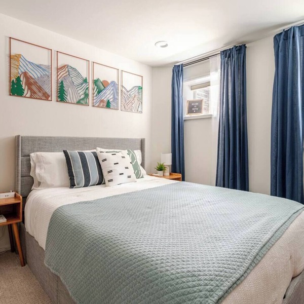 West Seattle Junction Private Parking Walkable 15 mins from Downtown