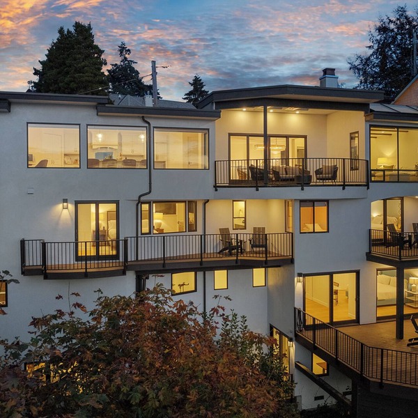 West Seattle/Ocean & Mountain Views + Balcony