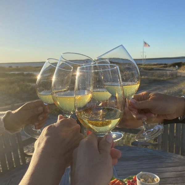 Westhampton Beach-Fully updated sunny cottage, 3 min. walk to the beach and bay!