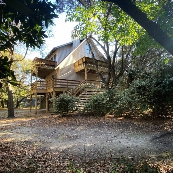 Where the green trees meet the blue seas! Short walk to the beach & pet friendly