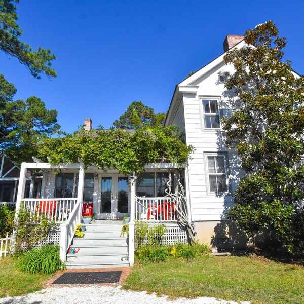 Whimsical Cottage with Gorgeous Views of the Bay, overlooking Russell Marina.