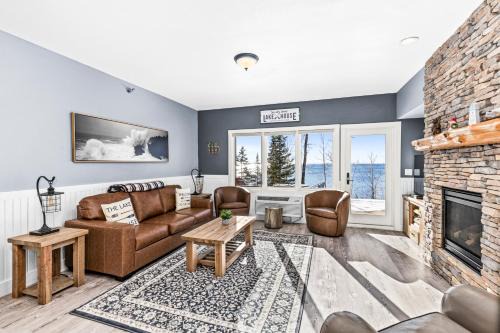 Whispering Pines Lake Views 1BR King Suite