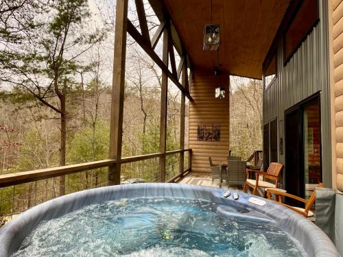 Whispering Woods - Modern Cabin with Hot Tub and Forest Views