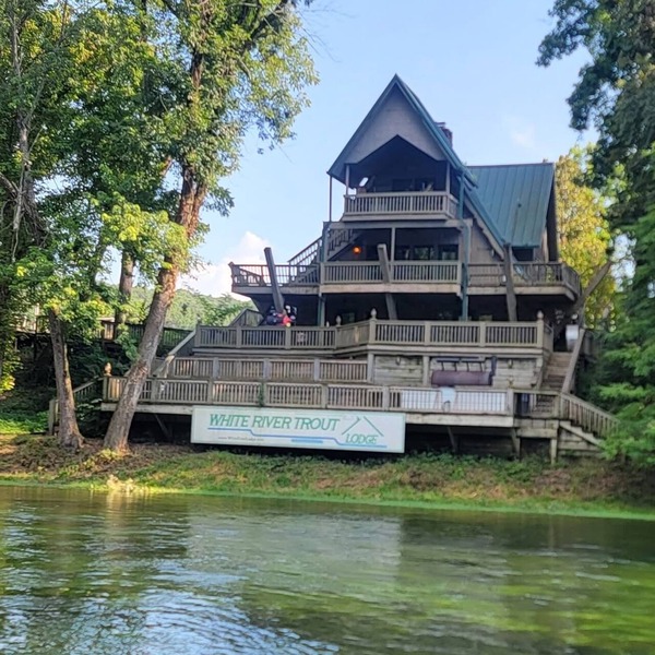 White River Trout Lodge 5-Bedrooms 3-Bathrooms 3-Kitchens 3-Living Rooms