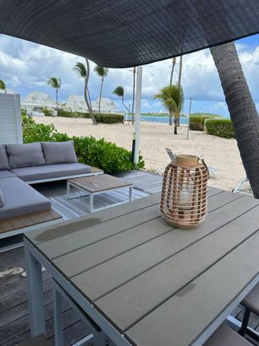 White Sand, Splendid 1 bedroom beachfront, Nettle Bay Beach Club
