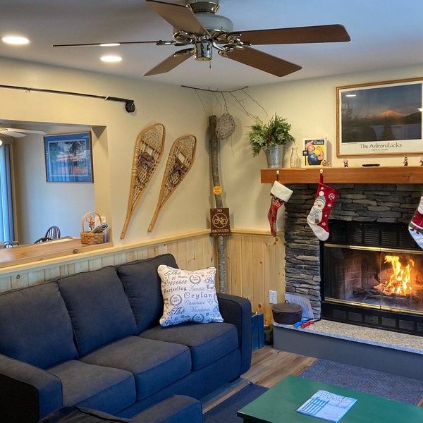 Whiteface Wilmington Cottage Level 2 EV charger~Hot tub-Fireplace-Dog friendly