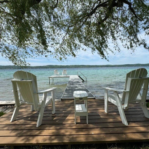 Willow Tree Cottage: Waterfront on Suttons Bay