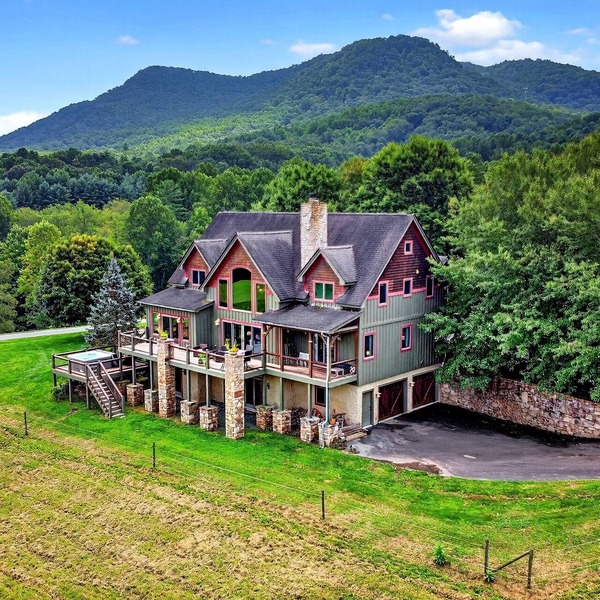 Windy Path Farm | Animals, Hot Tub, Game Room + Breathtaking VIEWS!