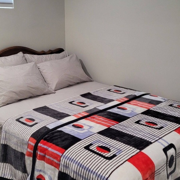 Winnipeg Radiant Home - A peaceful neighborhood with separate entrance