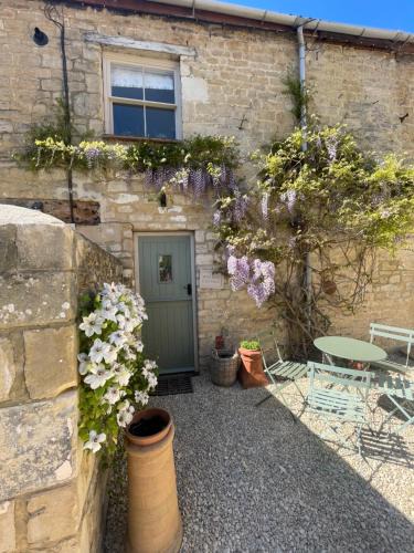 Wisteria Cottage - 2 bed near Bath & many NT sites