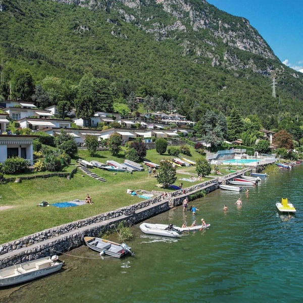 With terrace directly on the lake